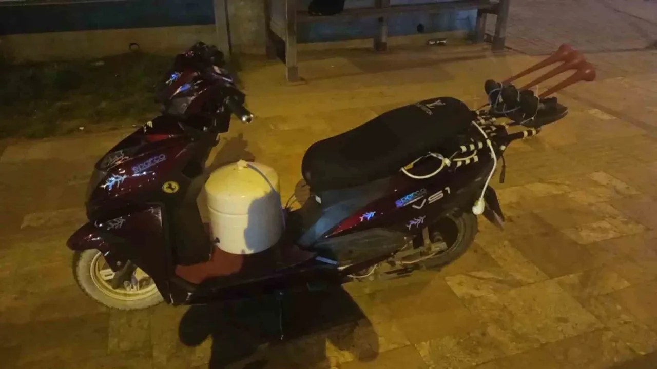 Kastamonu Çay Mahallesi'nde 14 yaşındaki ehliyetsiz sürücüye, havalı korna kullanımı ve kural ihlalleri nedeniyle 40 bi…