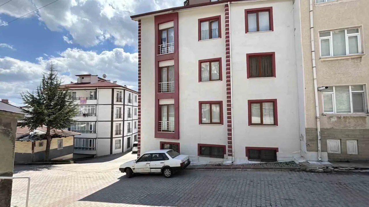 Gerede'de 2 aylık bebeğini canavarca hisle öldürdüğü iddia edilen anne S.C. tutuklandı. Minik Ela, gözyaşları arasında …