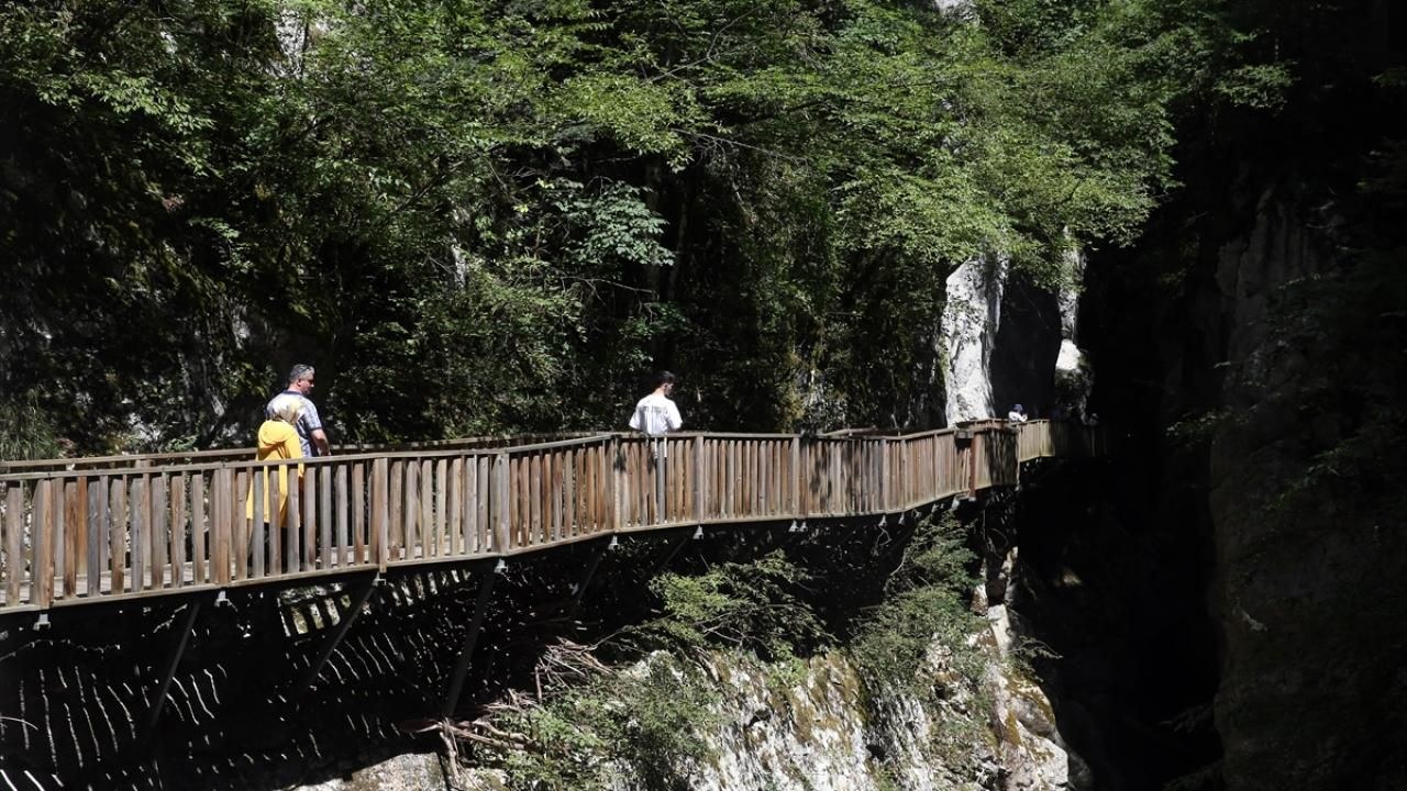 Kastamonu Pınarbaşı ve Azdavay ilçelerinde yapılan denetimlerde belgesiz faaliyet gösteren kaçak acentaya tutanak tutul…