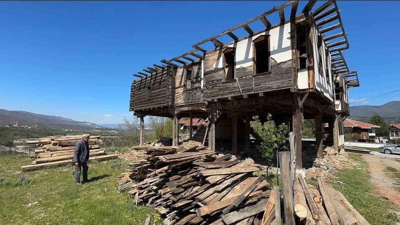 Kastamonu Hanönü'nde tescilli 250 yıllık Hüseyin Bey Konağı, bakımsızlık ve güvenlik riski nedeniyle yıkılıyor. Tarihi …