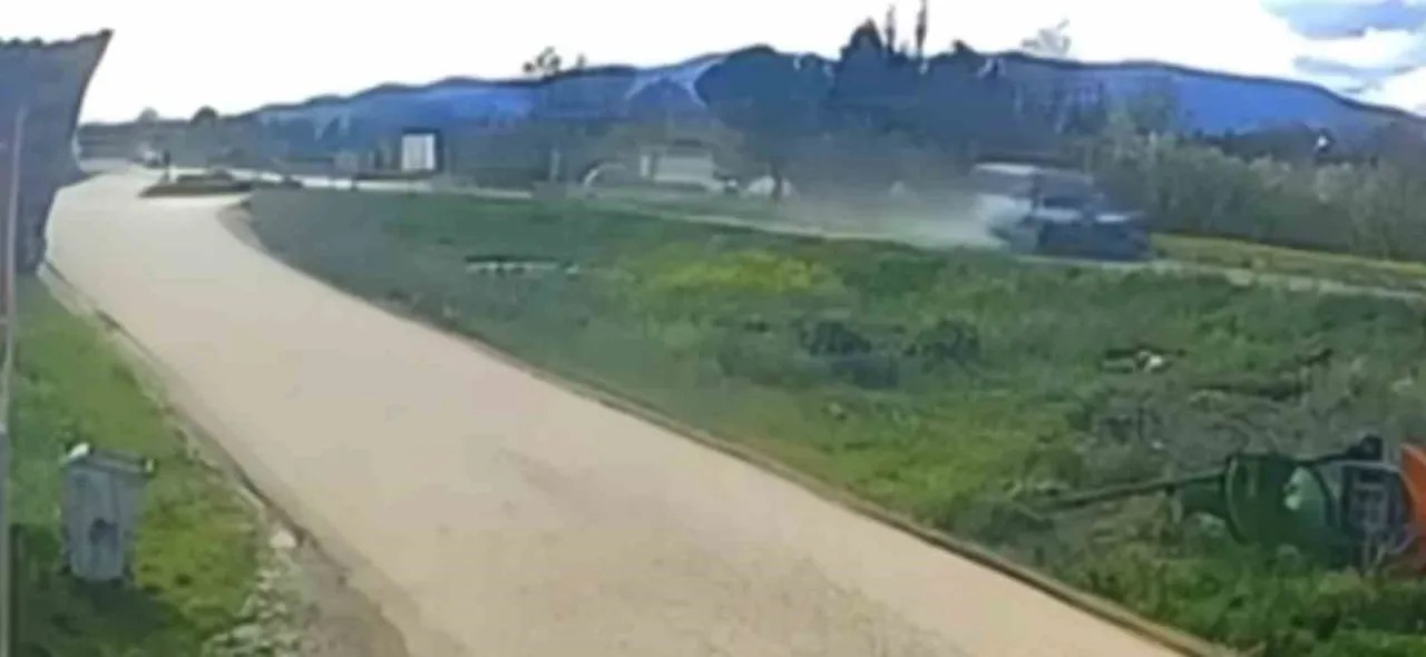 Kastamonu Taşköprü'de meydana gelen ve bir kişinin ölümüyle sonuçlanan feci kazanın görüntüleri ortaya çıktı. Araç çarp…