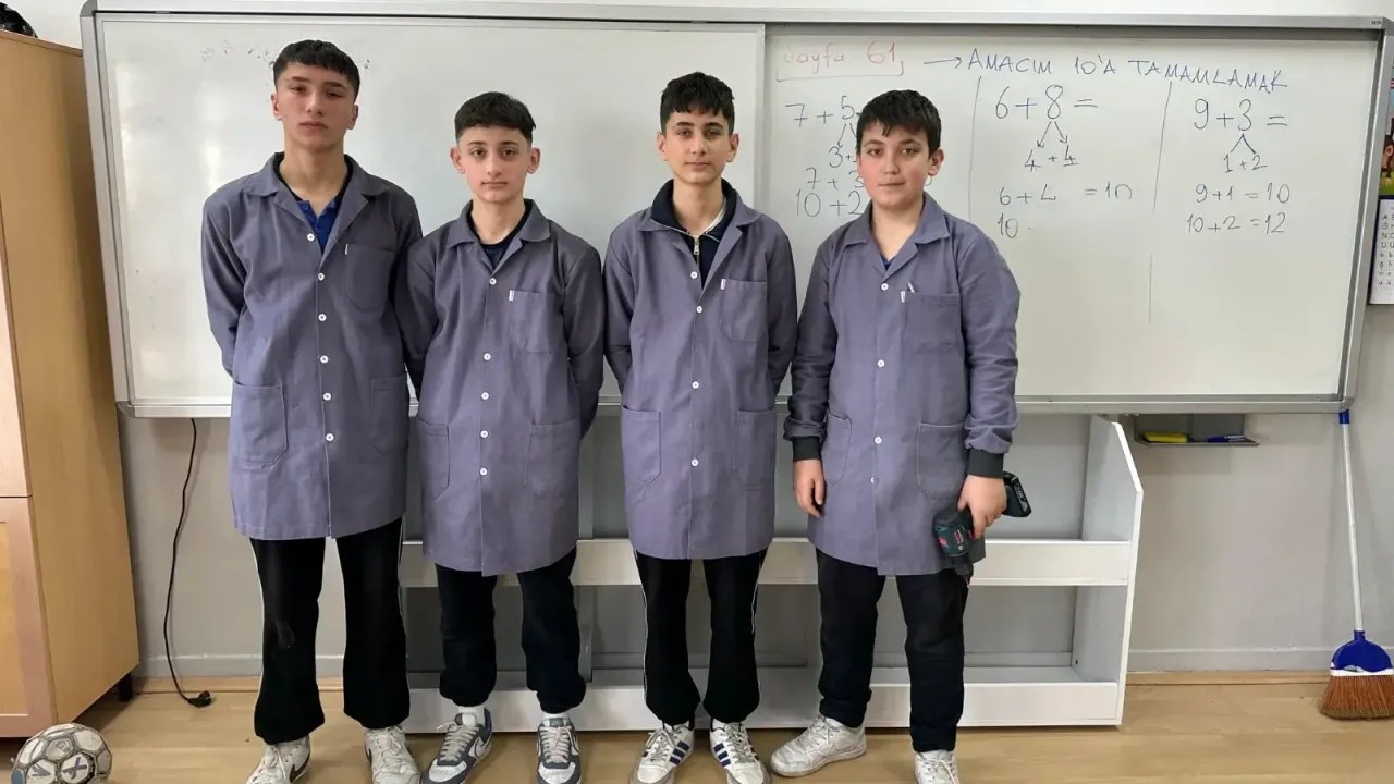 Kastamonu İnebolu'da meslek lisesi öğrencileri, Hüseyin Avni İlkokulu için CNC teknolojisiyle vidasız kitaplık üreterek…