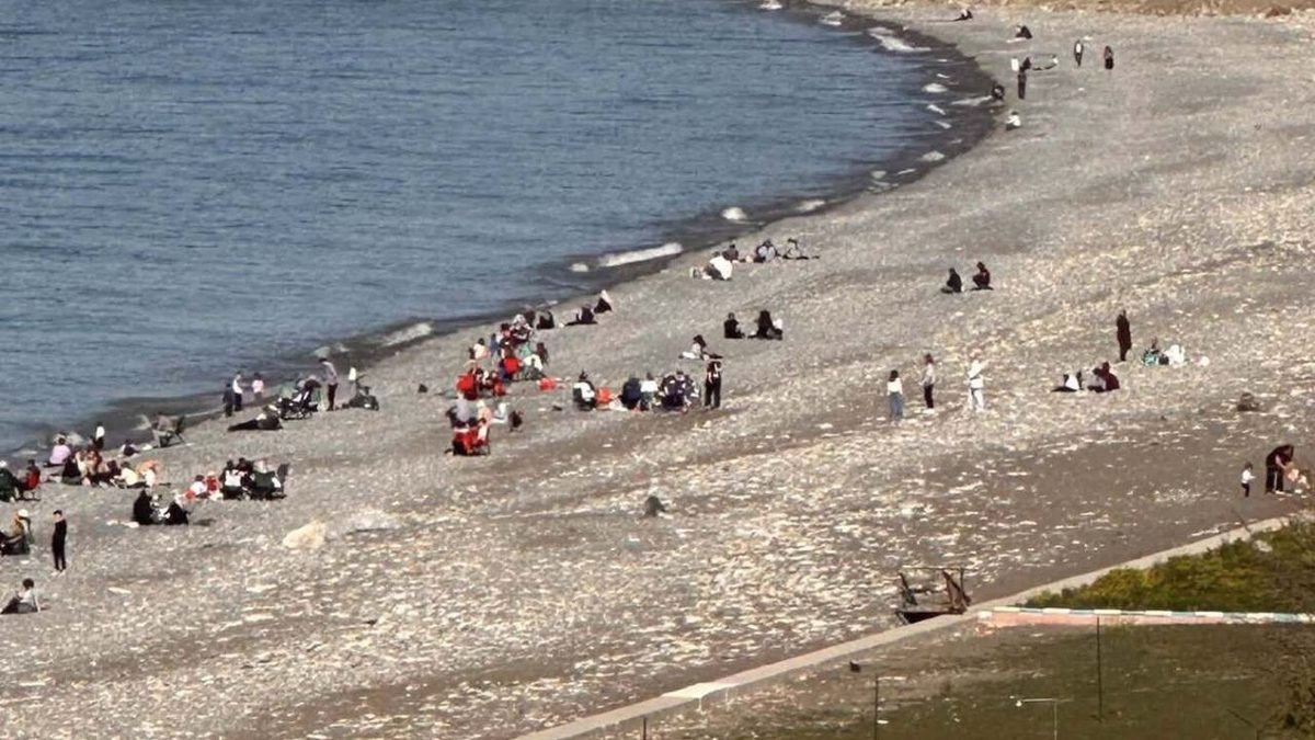 Kastamonu İnebolu'da kar yağışının ardından güneşli havayı fırsat bilen vatandaşlar sahillere akın etti. Hava sıcaklığı…