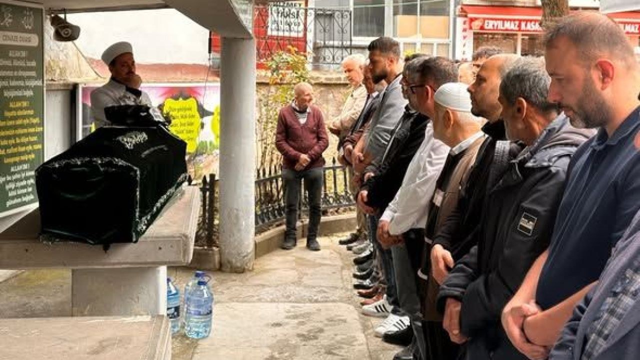 Kastamonu İnebolu'nun sevilen esnaflarından berber Rıza Nogay vefat etti. Yeni Cami'deki cenaze töreninin ardından merh…