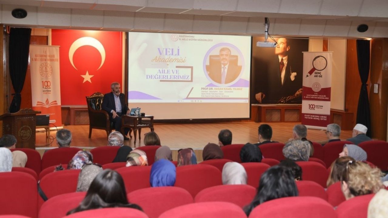 Kastamonu'da düzenlenen 'Aile ve Değerlerimiz' konferansında Prof. Dr. Hasan Kamil Yılmaz, aile içi iletişim ve toplums…