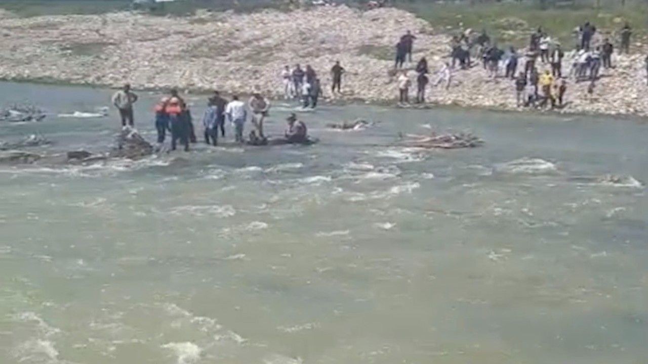 Kastamonu Araç ilçesinde kaybolan 67 yaşındaki Emine Yetgin, Araç Çayı'nda ölü bulundu. AFAD ve jandarma ekipleri olay …