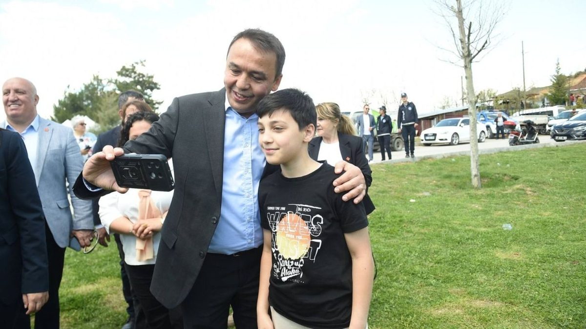 Kastamonu Belediye Başkanı Hasan Baltacı, Samsunlular Derneği üyeleriyle bir araya gelerek birlik ve dayanışma mesajı v…