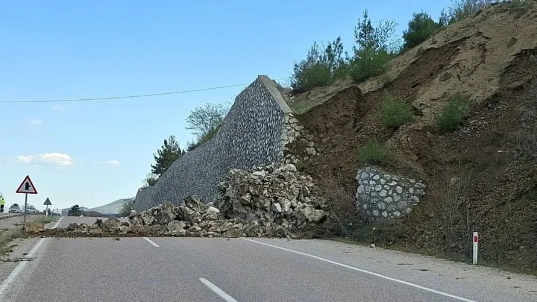 Kastamonu-Boyabat yolunun 10. kilometresinde yağışlar nedeniyle heyelan meydana geldi, istinat duvarı çöktü. Trafik akı…