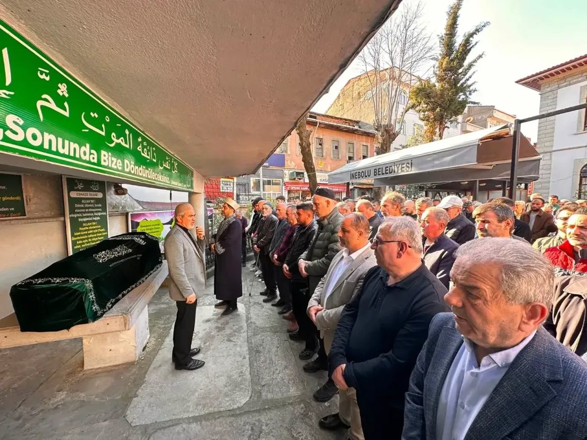 Kastamonu İnebolu'da vefat eden Yaşar Harç, oğlu İmam Necati Harç'ın kıldırdığı namazla son yolculuğuna uğurlandı. Töre…