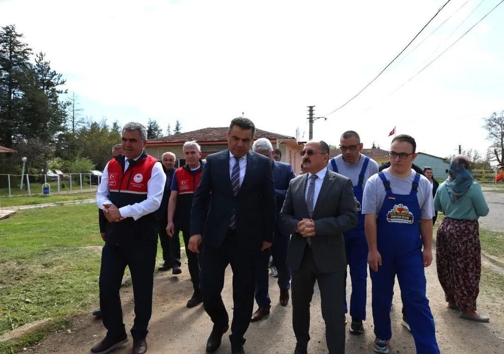 Kastamonu'da düzenlenen etkinlikte özel öğrenciler toprakla buluşarak fide dikti. İl Milli Eğitim ve Tarım Müdürlüğü iş…