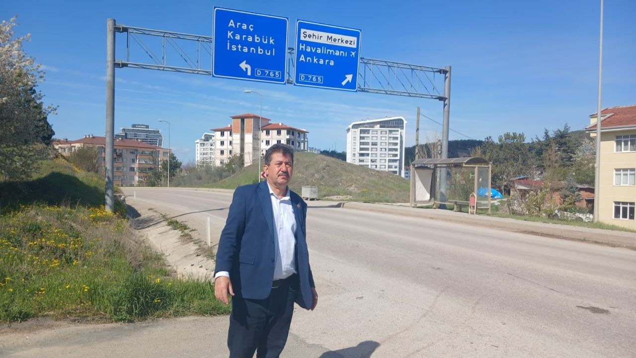 Kastamonu Saraçlar Mahallesi'nde çocuğunu okula bırakan anne motosiklet kazasında ağır yaralandı. Muhtar Küçüktarakçı, …