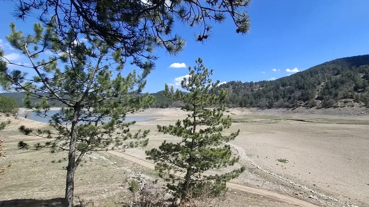 Kastamonu Karaçomak Barajı'nda su seviyesi %19,5'e düştü. Kuruyan baraj havzasında toprak çatlakları oluşurken, bölge a…