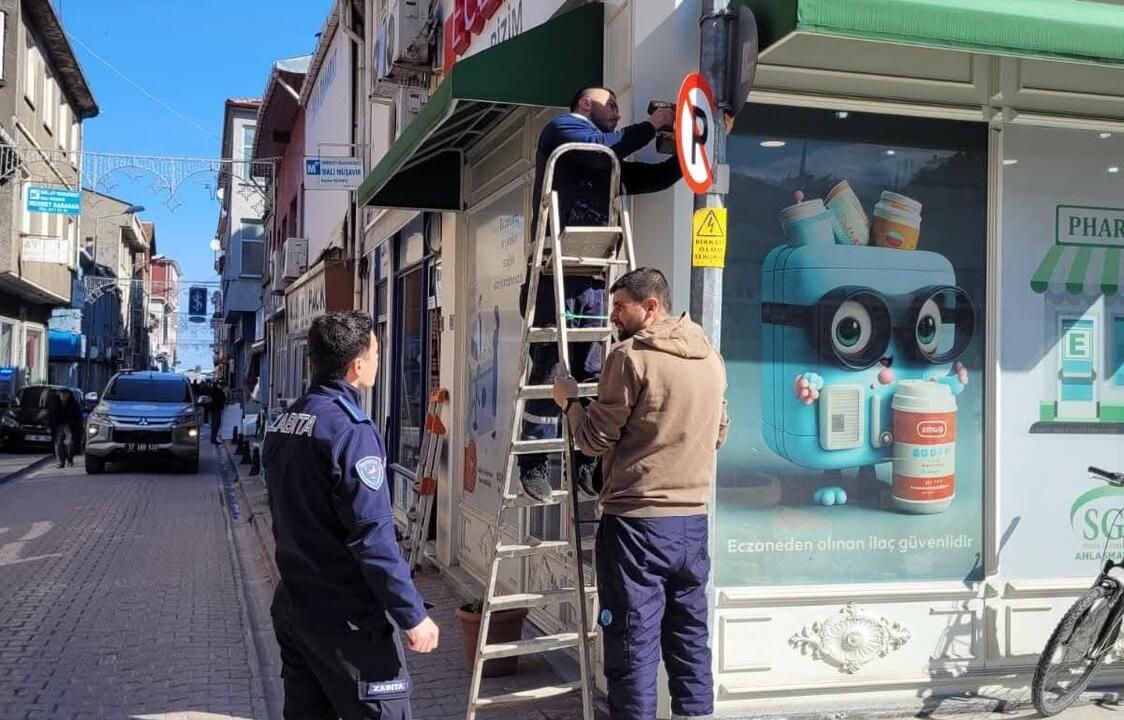 Kastamonu İnebolu Belediyesi, trafik güvenliğini artırmak amacıyla ilçe genelinde yıpranan levhaları yeniliyor ve yeni …