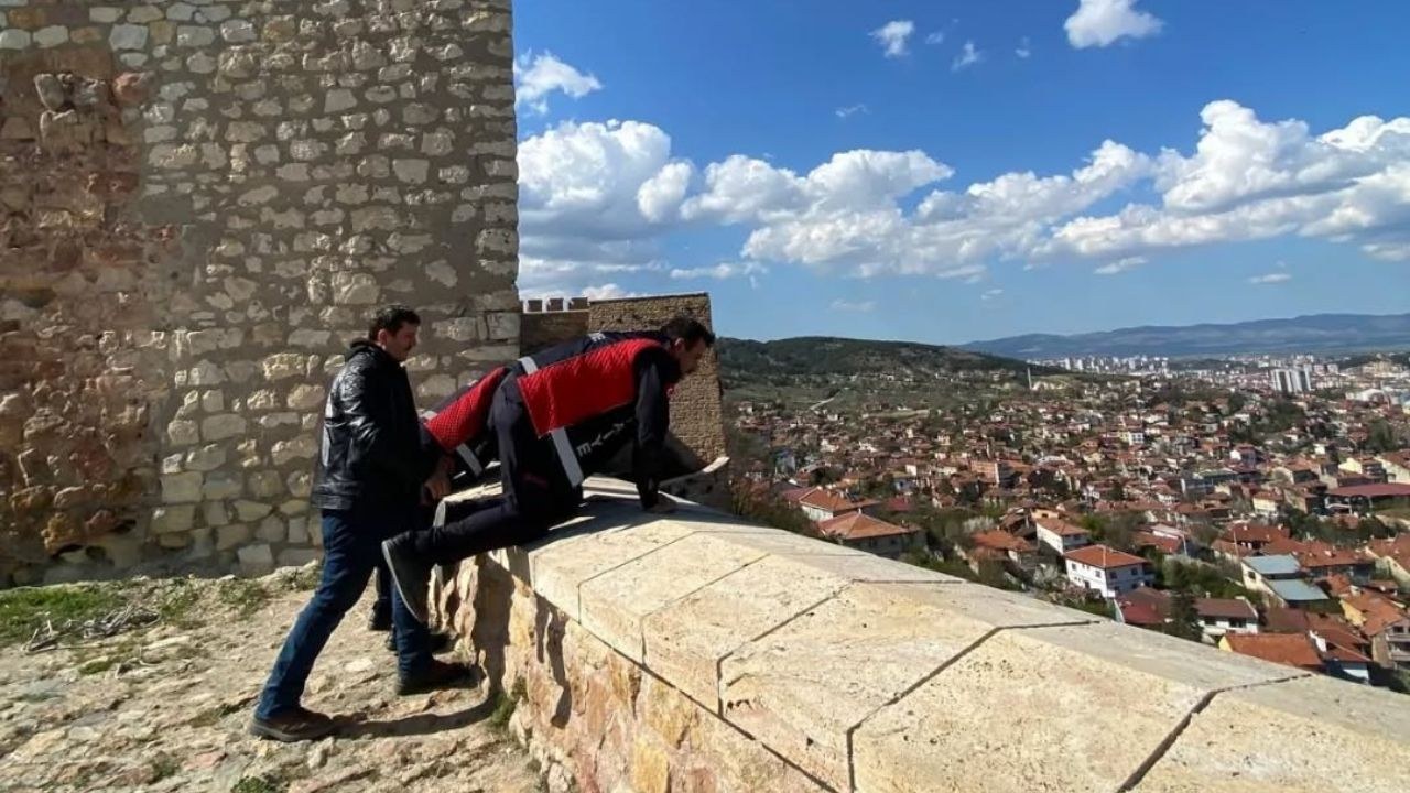 Kastamonu Kalesi'nde eşyasını surlardan düşüren vatandaşın yardımına itfaiye ekipleri yetişti. Sarp arazide yapılan ope…