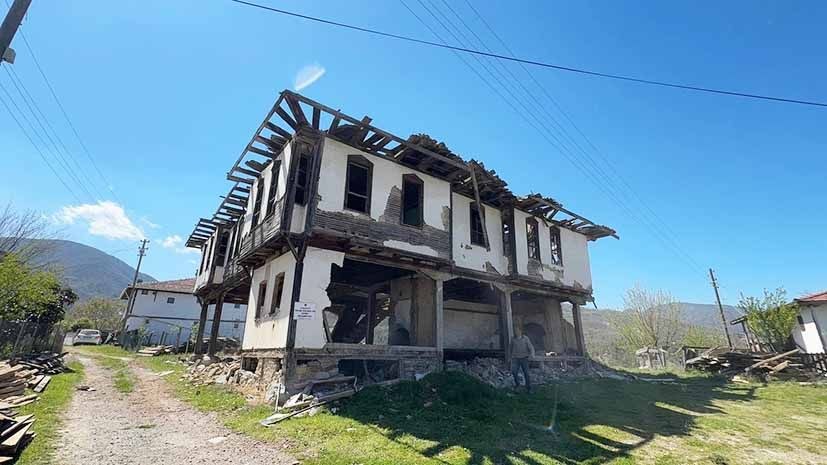 Kastamonu Hanönü'nde bulunan 250 yıllık tescilli Hüseyin Bey Konağı, bakımsızlık ve güvenlik riski nedeniyle yıkılıyor.…