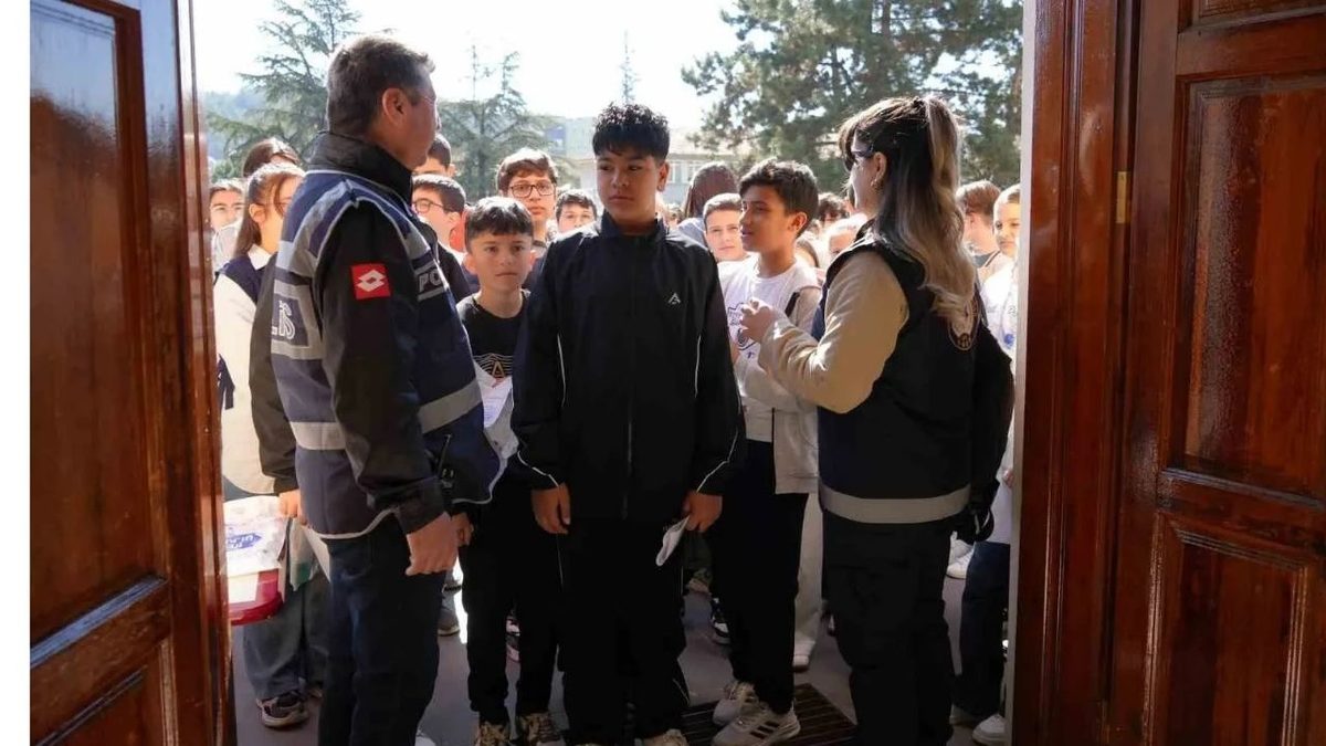 Kastamonu genelinde 2 bin 997 öğrenci İOKBS bursluluk sınavına girdi. Şehirdeki okul bahçelerinde ailelerin heyecanlı b…