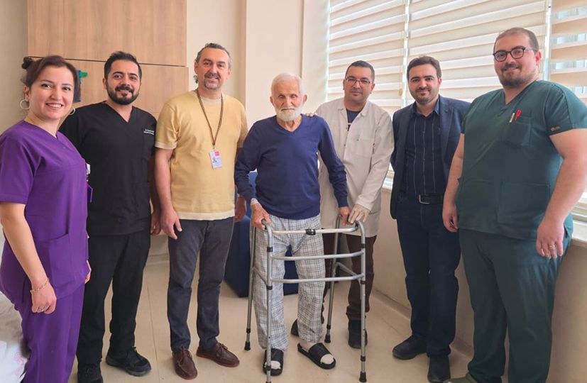 Kastamonu KEAH ve Tıp Fakültesi iş birliğiyle gerçekleştirilen operasyonda, kalça tümörü ve kırığı olan hasta sağlığına…