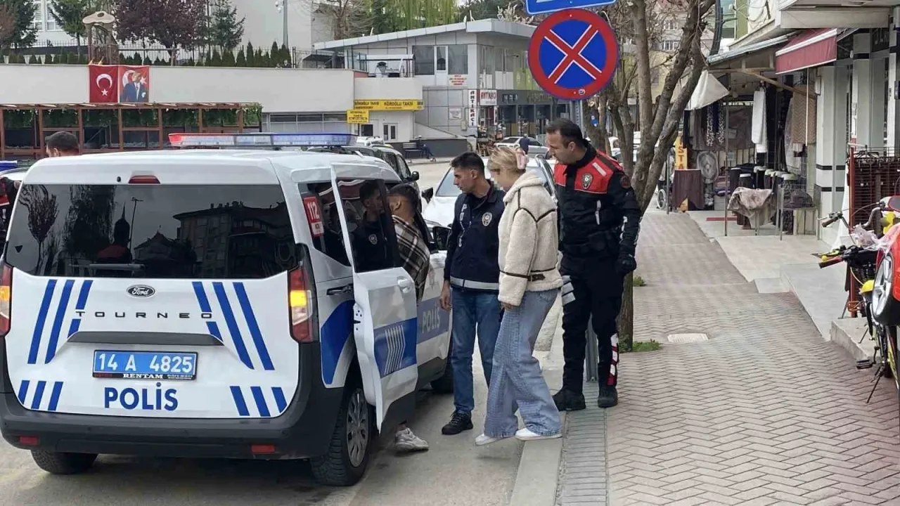 Kastamonu merkezinde kız kardeşini bir erkekle kafede gören ablanın tepkisi kavgaya dönüştü. Olay yerine polis sevk edi…
