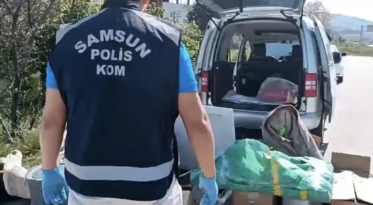 Samsun Canik'te durdurulan bir araçta, halı ve kolilerin içine gizlenmiş ruhsatsız tabancalar ele geçirildi. Operasyonu…
