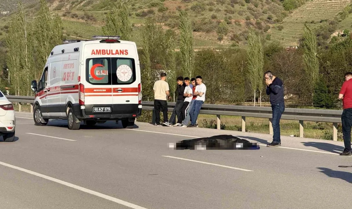 Kastamonu yerel kaynaklarına göre, Tokat-Niksar yolunda 42 yaşındaki motosiklet sürücüsü S.T. kaza yaparak hayatını kay…