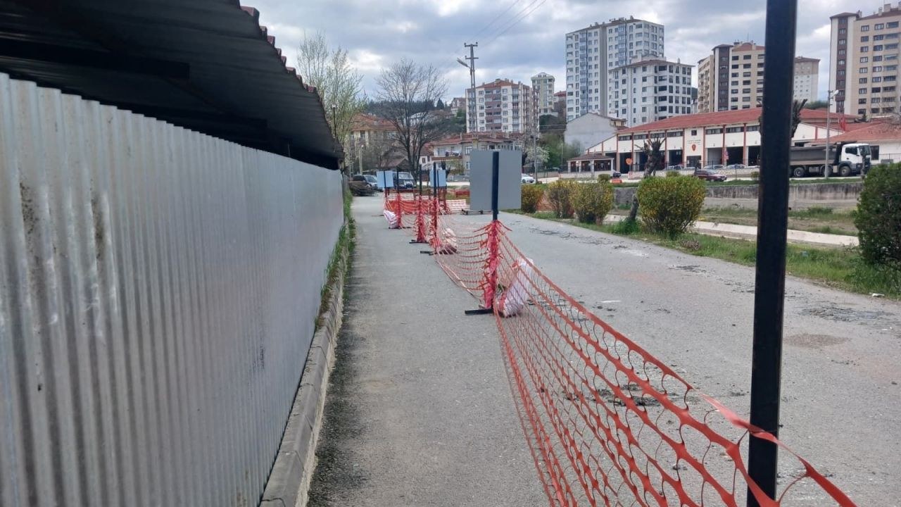 Kastamonu Olukbaşı mevkisindeki yol çalışmaları nedeniyle yaşanan ulaşım sorunu, yayalar için açılan yeni geçiş alanı i…