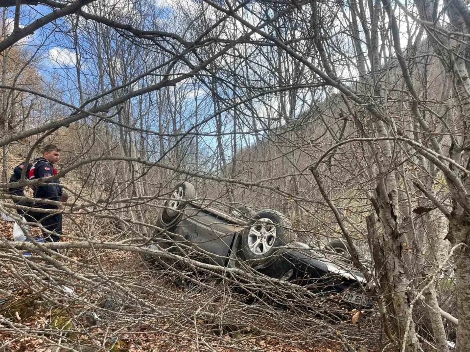 Kastamonu Topçam Sırçalı mevkisinde kontrolden çıkan otomobil şarampole devrildi. Kazada yaralanan 2 kişi ekiplerin müd…