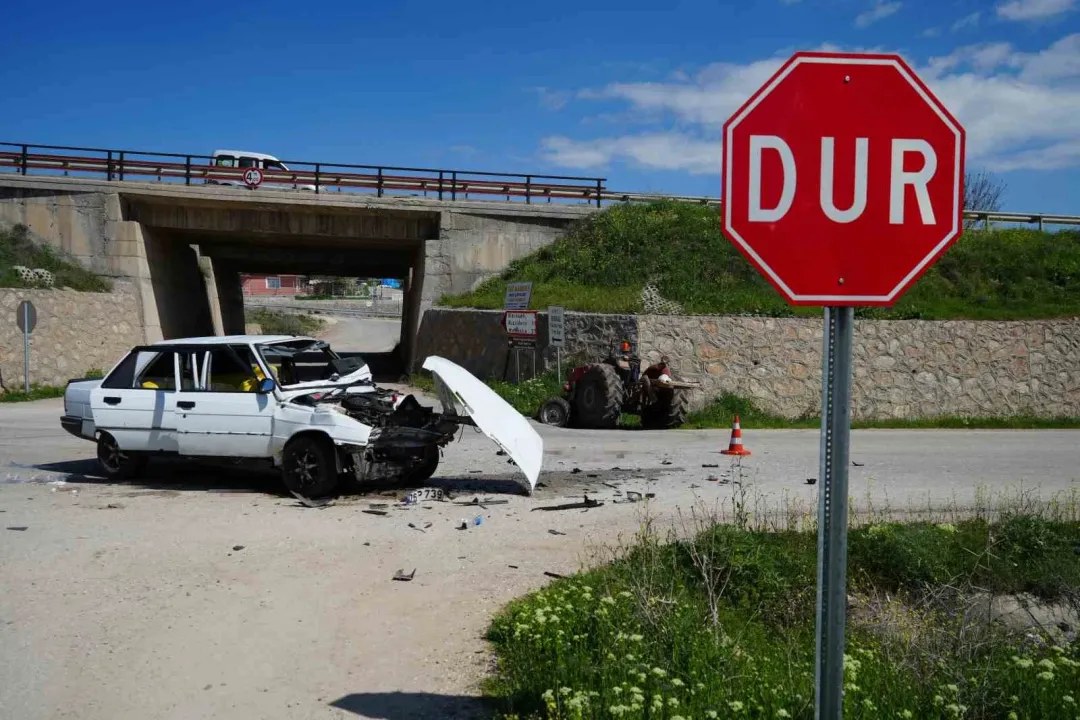 Kastamonu Çevrealtı Caddesi'nde traktör ile otomobilin çarpışması sonucu 5 kişi yaralandı. Yaralıların sağlık durumu iy…