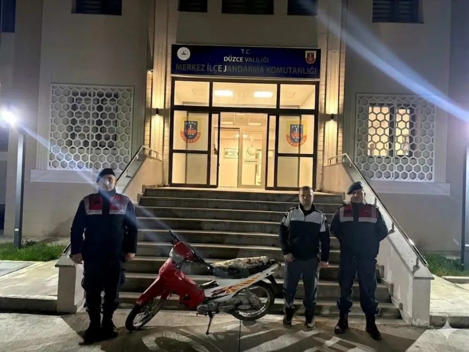 Kastamonu Soğukpınar Mahallesi'nde 3 yıl önce çalınan motosiklet, jandarma ekiplerinin titiz takibi sonucu bir köyde bu…