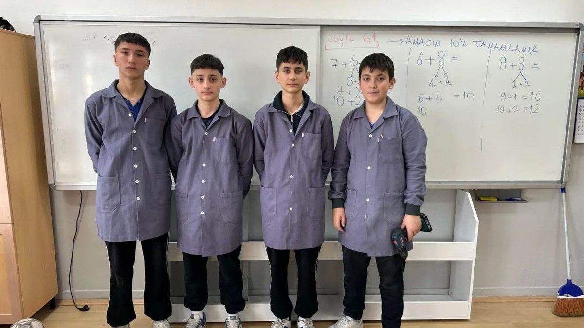 Kastamonu İnebolu'da meslek lisesi öğrencileri, ilkokul kardeşleri için CNC teknolojisiyle vidasız kitaplık ve oyun dol…