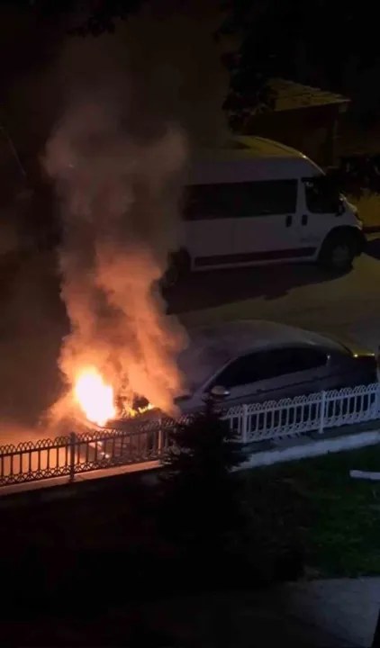 Kastamonu Yenimahalle'deki Barış Manço Parkı'nda park halindeki bir otomobilde çıkan yangın, paniğe yol açtı. İtfaiye e…