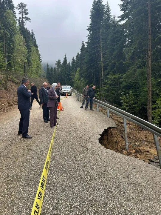 Kastamonu'nun Ağlı ilçesinde sağanak yağış sonrası Oluközü grup yolunda heyelan meydana geldi. Kaymakam Büşra Çelebi bö…