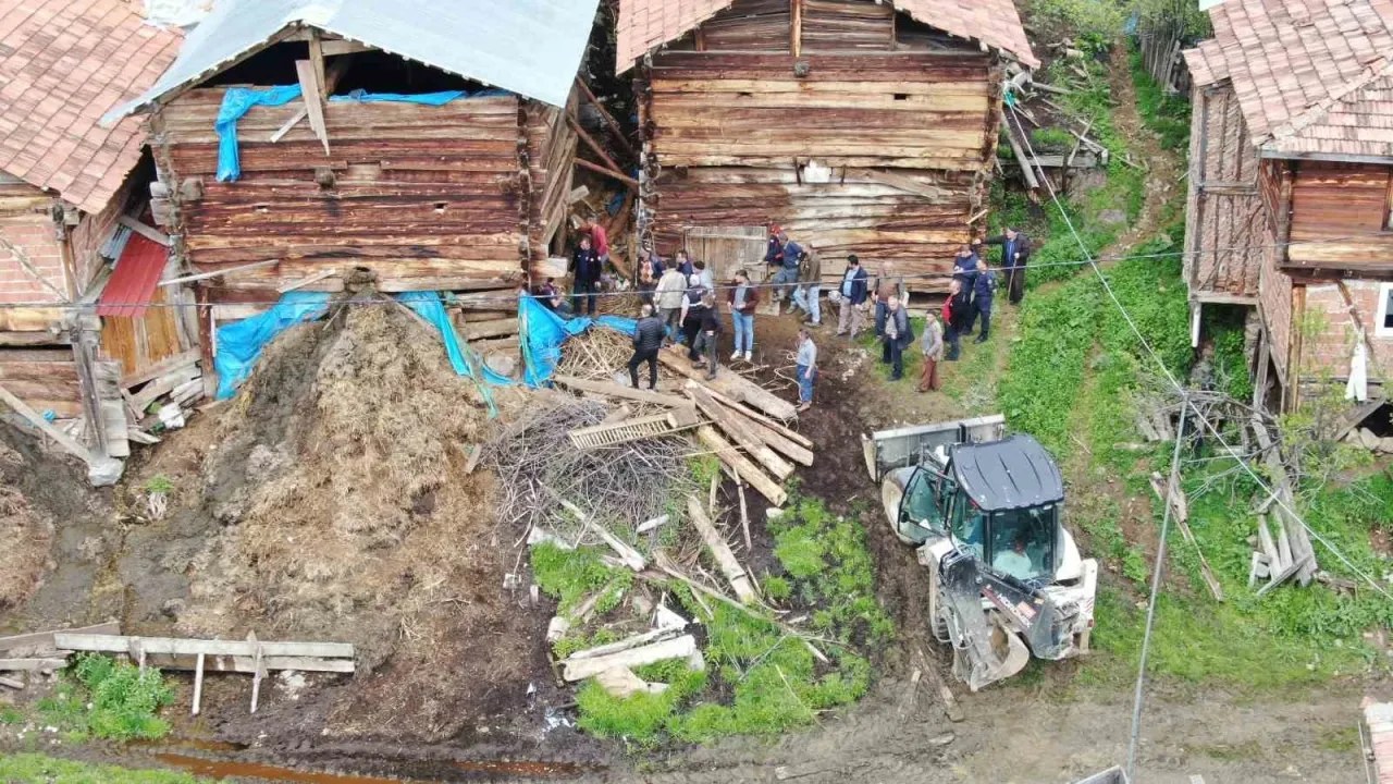 Kastamonu Taşköprü'nün Bozarmut köyünde ahır göçüğü faciası yaşandı; 63 yaşındaki Fatma Demir hayatını kaybetti. Olayda…