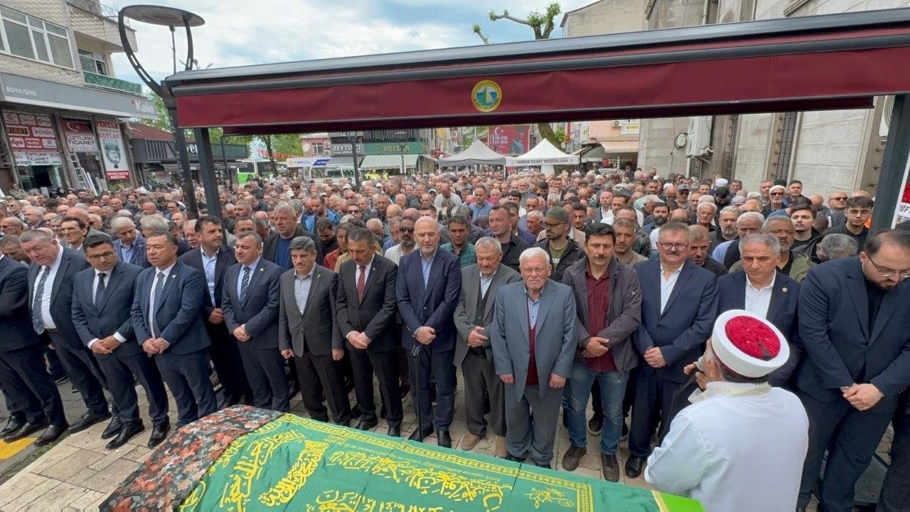 Kastamonu'da Eski AK Parti MKYK Üyesi Emine Çift Son Yolculuğuna Uğurlandı
