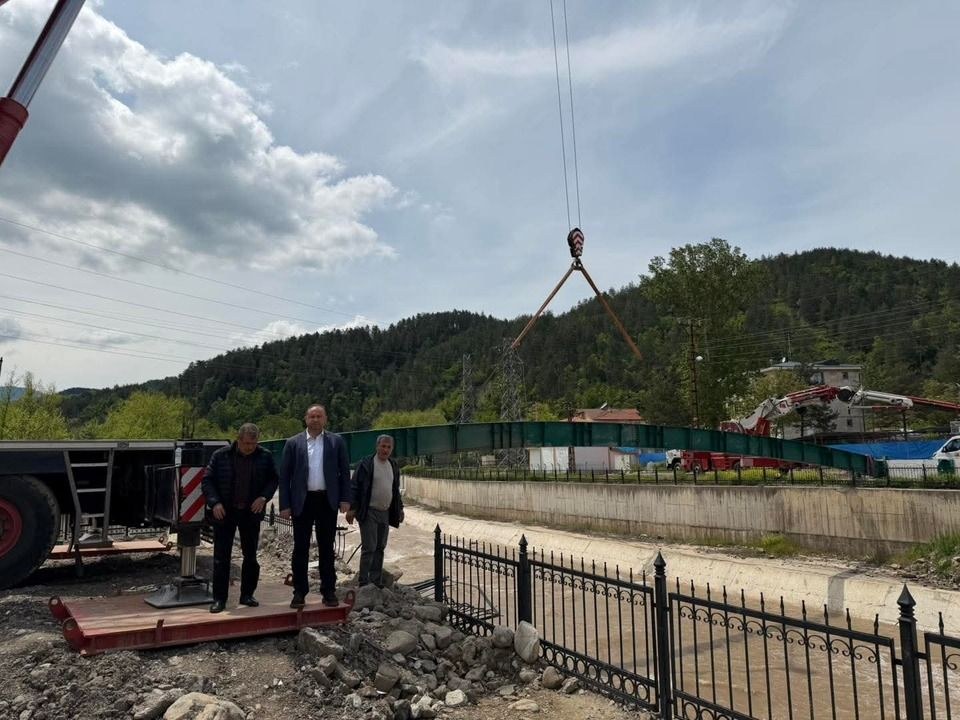Kastamonu Şenpazar'da selde yıkılan köprünün yeniden yapımına başlandı, çelik elemanların montajı hızla ilerliyor. Devl…