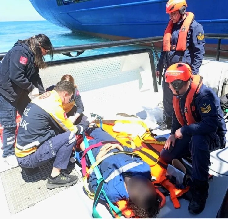 Bartın Amasra açıklarında seyir halindeki yük gemisinde bir personel merdivenden düşerek yaralandı. Sahil Güvenlik ekip…