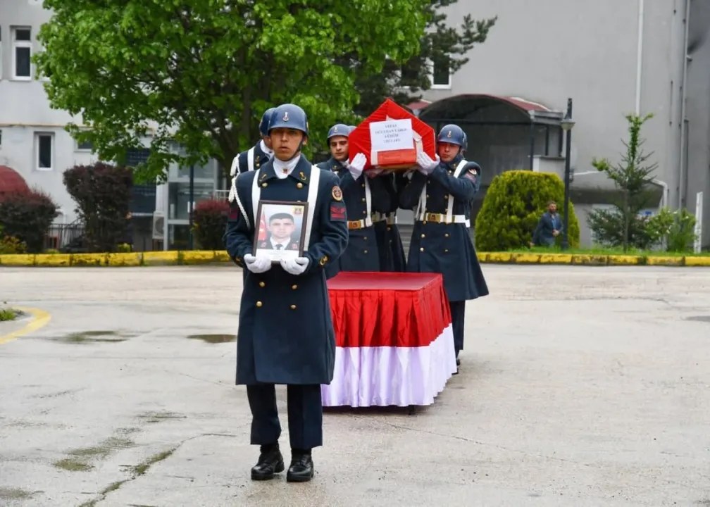 Kastamonu'yu da etkileyen acı haberde, Bolu'da görevli 27 yaşındaki Üsteğmen Oğuzhan Varol kalp krizi sonucu vefat etti…