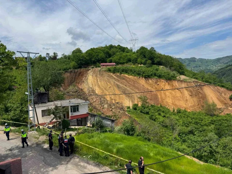 Kastamonu'nun Fatsa ilçesi Bahçeler Mahallesi'nde şiddetli yağışlar sonrası fındık bahçesinde heyelan meydana geldi. Ol…