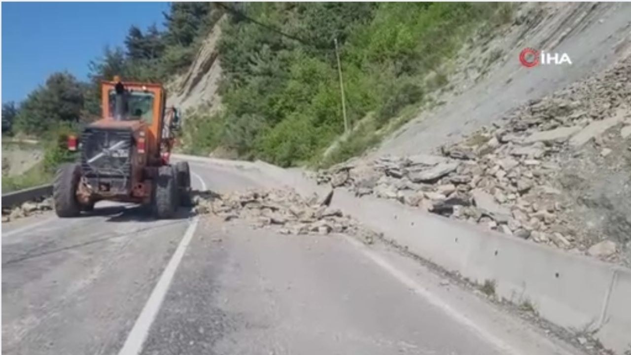 Kastamonu'nun İnebolu ilçesinde yoğun yağış sonrası meydana gelen heyelan, İnebolu-Abana kara yolunu ulaşıma kapattı. K…