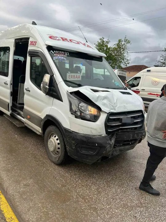 Kastamonu'nun yerel haberlerinde yer alan bilgiye göre, Erbaa Organize Sanayi Bölgesi'nde iki servis minibüsü çarpıştı,…