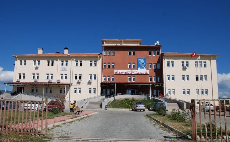Kastamonu'daki bir ilçe devlet hastanesinin acil servis girişi tadilat nedeniyle kapatıldı. Acil hizmetler eski binanın…