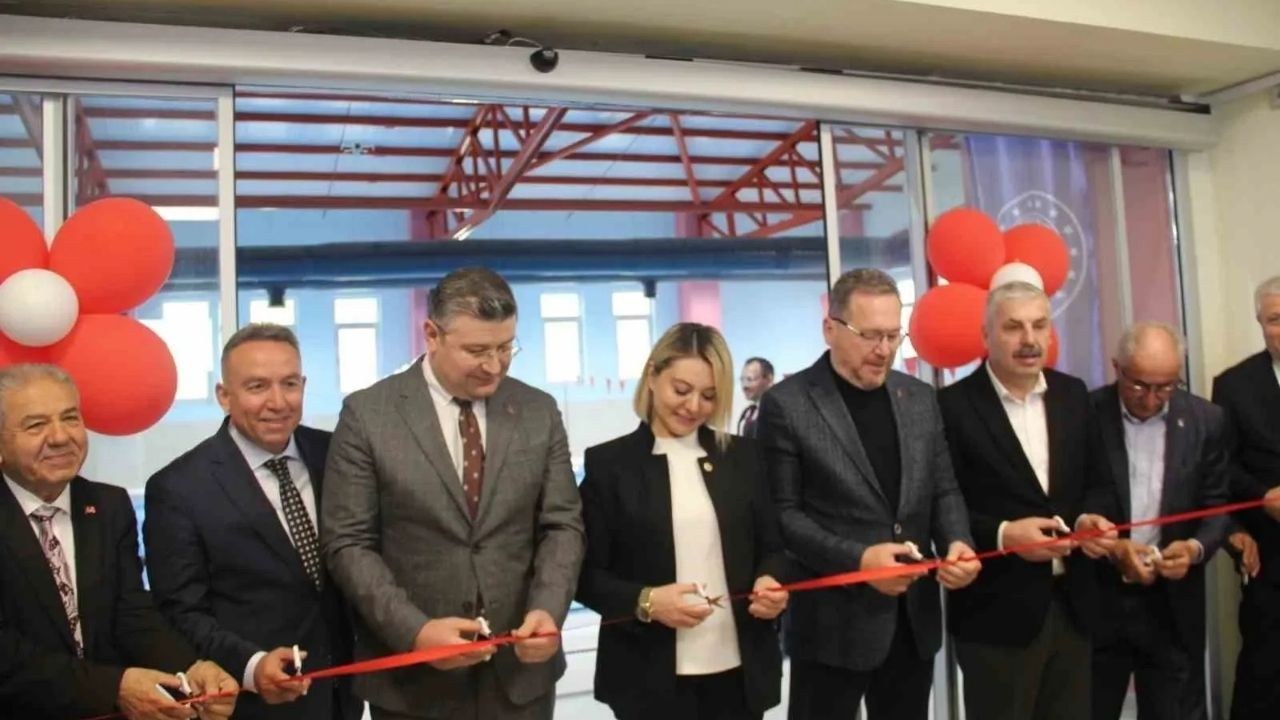 Kastamonu İnebolu'da Yarı Olimpik Yüzme Havuzu Hizmete Açıldı