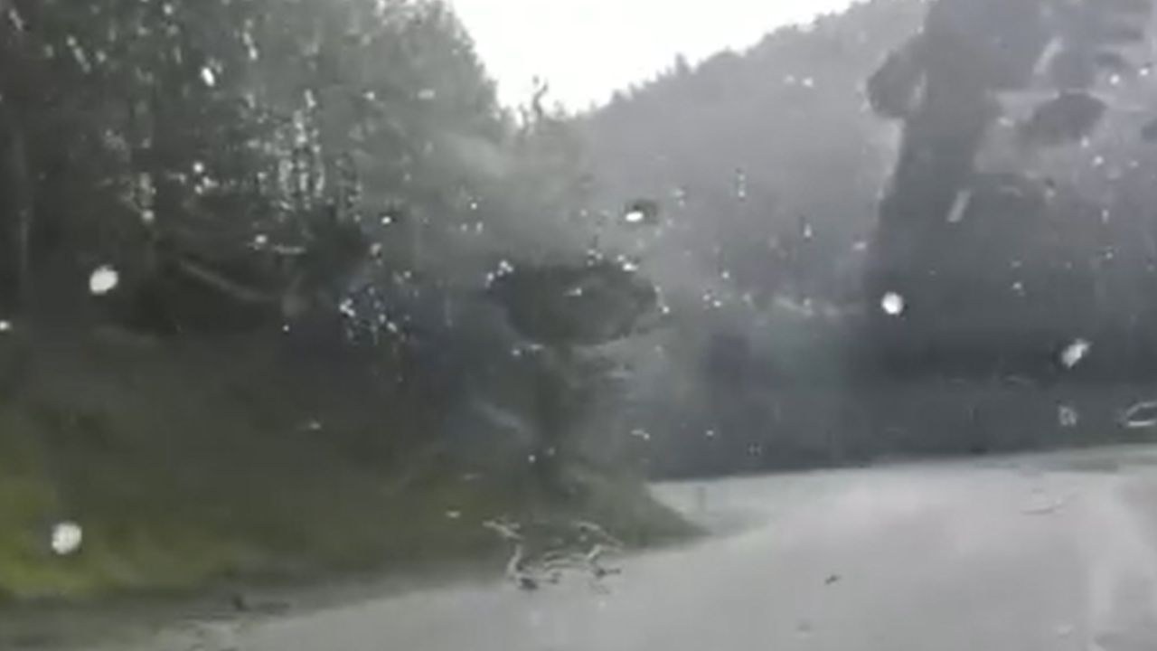 Kastamonu'da Şiddetli Dolu Yağışı Tosya Yolunu Felç Etti