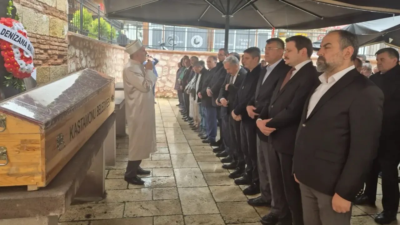 Kastamonu'da emekli Orman Muhafaza Memuru Sadettin Önlem, Nasrullah Camii'nde kılınan cenaze namazının ardından toprağa…