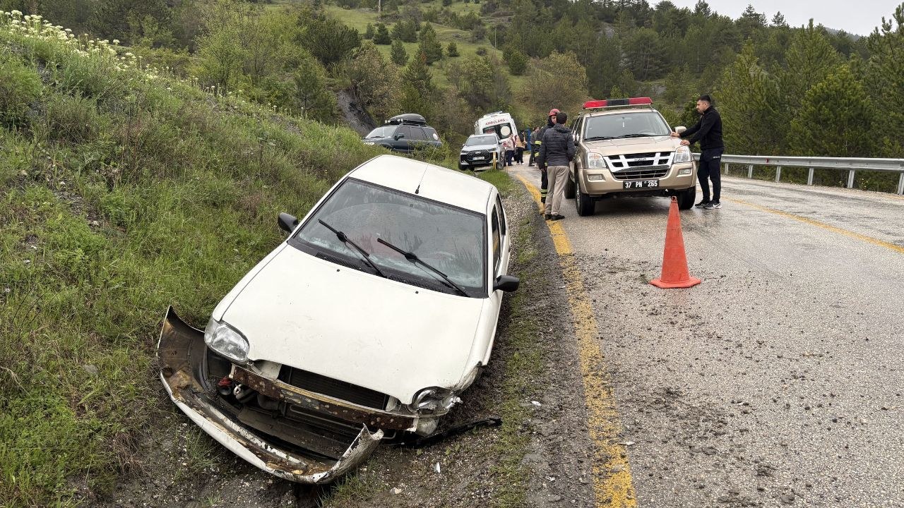 Kastamonu'nun Tosya ilçesinde kaygan yolda meydana gelen trafik kazasında, bir otomobil şarampole devrildi. Kazada sürü…