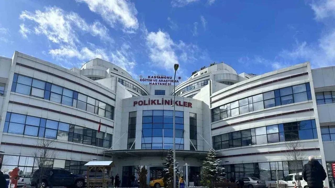 Kastamonu Üniversitesi Rektörlüğü önünde meydana gelen kazada motosikletli öğrenci ağır yaralandı. Halk otobüsüyle çarp…