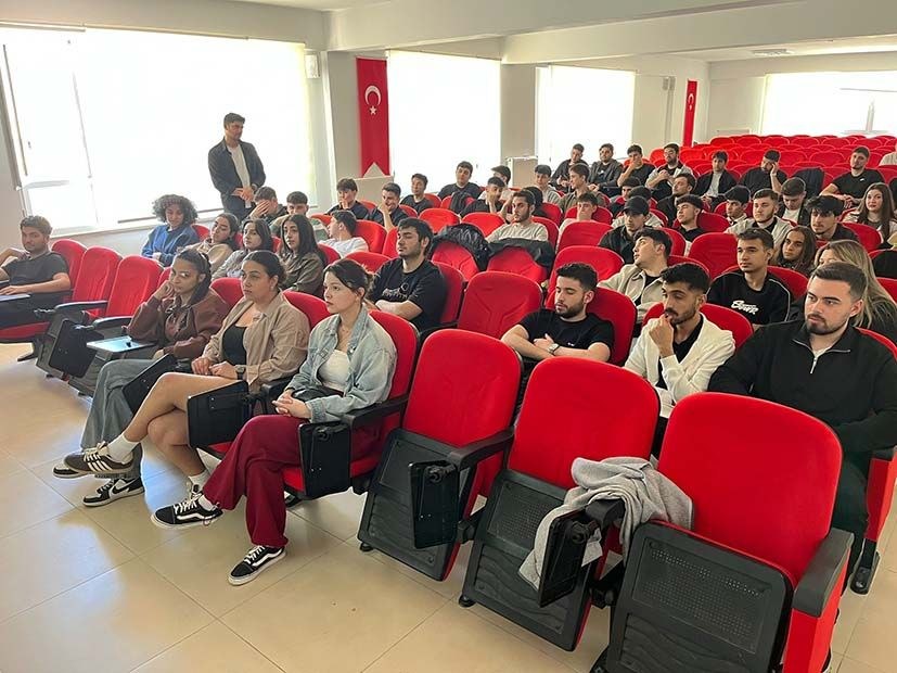 Kastamonu Bozkurt'ta düzenlenen eğitimde, Veteriner Hekim Coduroğlu orman yangınlarında hayvanlara ilk yardımın önemini…