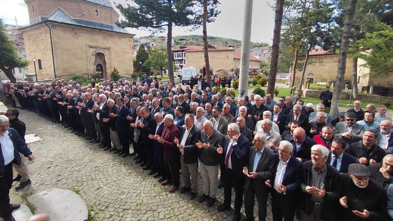 Kastamonu, eski Bakan Murat Başesğioğlu'nun kayınvalidesi Pakize Takoğlu'nun cenaze törenine ev sahipliği yaptı. Şehir …