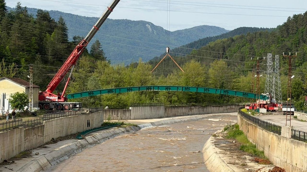 Kastamonu Şenpazar'da selde yıkılan Şehriban Çayı Yaya Köprüsü, modern çelik konstrüksiyonla yeniden inşa ediliyor. DSİ…