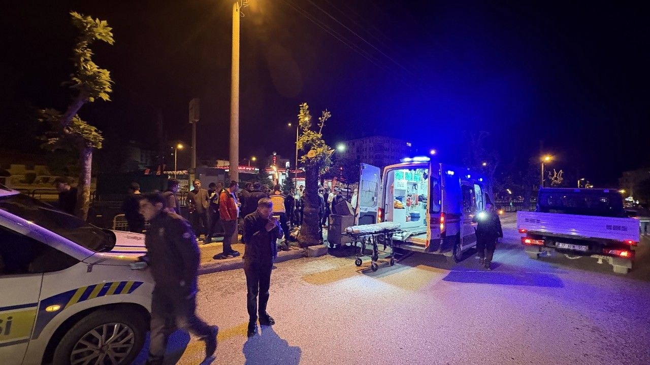 Kastamonu'nun Tosya ilçesinde meydana gelen trafik kazasında, motosiklet sürücüsü park halindeki otomobile çarparak yar…