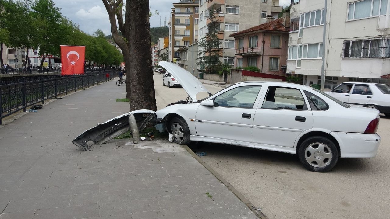 Kastamonu Saraçlar'da Viraj Kazası: Sürücü Ağaca Çarptı, Yaralı